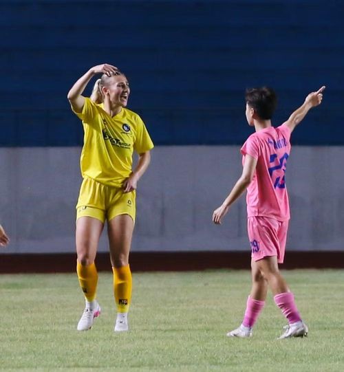 Emily gây chú ý với ngoại hình cao to, vượt trôi với phần còn lại của giải