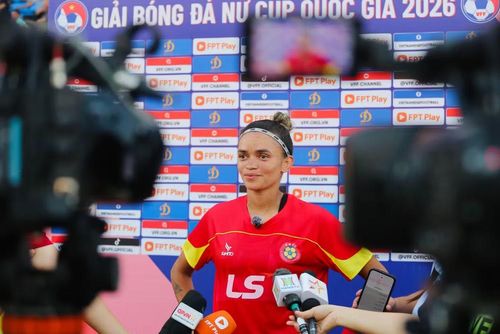 Tiền đạo người Brazil cũng đặc biệt yêu văn hóa và cuộc sống tại Việt Nam. Ngoài giờ tập luyện, thi đấu, cô tích cực cùng đồng đội trải nghiệm văn hóa ẩm thực, các hoạt động sinh hoạt cộng đồng tại dải đất hình chữ S