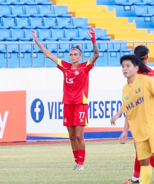 Alves tích cực di chuyển, xin bóng và thể hiện khả năng dứt điểm tốt
