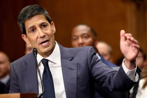 Ông Kevin Warsh chính thức trở thành tân Chủ tịch Cục Dự trữ Liên bang Mỹ (Fed) sau khi được Thượng viện Mỹ phê chuẩn. Ảnh: Reuters