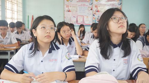 Học sinh lớp 9 Trường THCS Nguyễn Hiền, phường Tân Thới Hiệp trong một giờ học. Ảnh: NGUYỄN QUYÊN