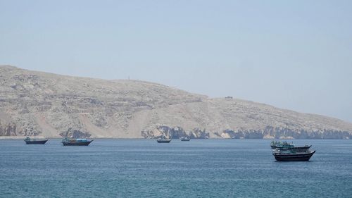  Các tàu chở dầu tại eo biển Hormuz ngày 6/5. Ảnh: Reuters. 