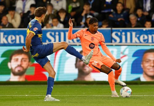  Rashford chơi mờ nhạt trước Alaves. Ảnh: Reuters. 