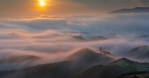 Theo nhiếp ảnh gia, điểm tạo nên dấu ấn riêng của khu vực này là những ngọn đồi có độ cao tương đối đồng đều, nhấp nhô như các chiếc bát úp khổng lồ. Thảm rừng xanh phủ kín các sườn đồi, kết hợp ánh bình minh mềm mại, tạo nên khung cảnh khác biệt so với nhiều điểm săn mây khác ở Lâm Đồng.