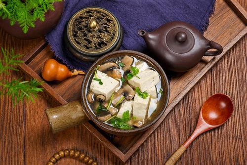  Canh nấm đậu phụ là món ăn thanh nhẹ giải nhiệt phù hợp cho những ngày hè nóng nực. Ảnh: QQ News. 