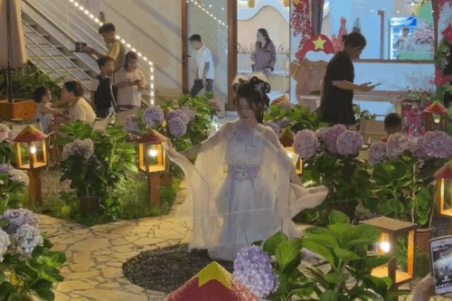 Múa cổ trang tại một quán cà phê khác ở phường Nếnh (Bắc Ninh). Ảnh: ĐVCC.