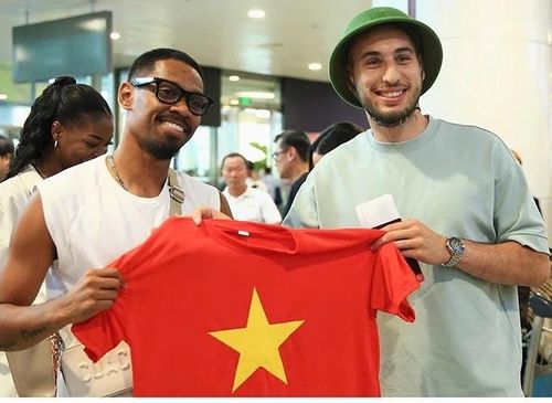  Hậu vệ Cao Pendant Quang Vỉnh ra sân bay đón Julien Mouillon. 