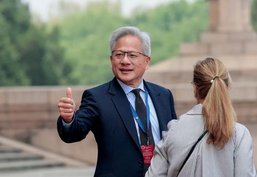 Tỷ phú Jensen Huang, nhà sáng lập, Chủ tịch kiêm CEO Nvidia sau khi tham dự lễ đón Tổng thống Mỹ Donald Trump cùng Chủ tịch Trung Quốc Tập Cận Bình tại Bắc Kinh. Ảnh: Reuter.