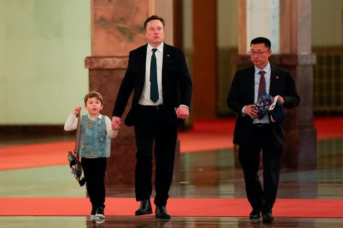  Tỷ phú Elon Musk đưa con trai X Æ A-XII tới Đại lễ đường Nhân dân ở Bắc Kinh, Trung Quốc, trong buổi sáng 14/5. Ảnh: New York Times. 