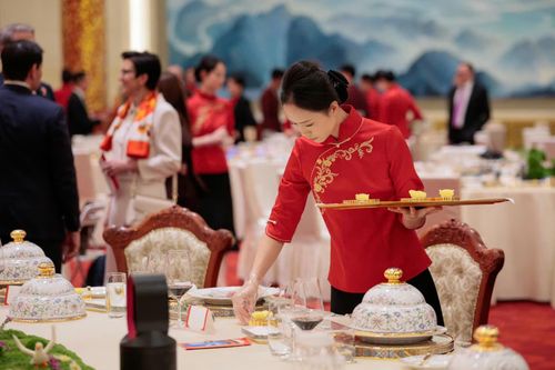  Nhân viên chuẩn bị bàn tiệc khi các quan khách tới dự quốc yến tại Đại lễ đường Nhân dân ở Bắc Kinh, Trung Quốc, ngày 14/5. 