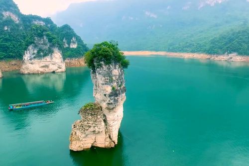 Hồ Na Hang (Tuyên Quang) với làn nước xanh mát quanh năm, với vẻ đẹp hoang sơ độc bản được nhiều du khách tìm đến khám phá