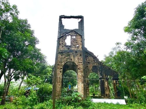Giữa vùng đất đỏ bazan của xã Biển Hồ, nhà thờ cổ H’Bâu ở làng Xóa vẫn lặng lẽ tồn tại như một dấu tích xưa cũ của buổi đầu truyền giáo tại Gia Lai