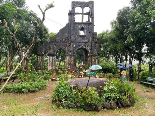 Nhà thờ H’Bâu mang dáng dấp kiến trúc Gothic Pháp với các mái vòm cao, ô cửa nhọn đặc trưng, phía trên là tháp chuông, phía dưới là cổng chính vào nhà thờ