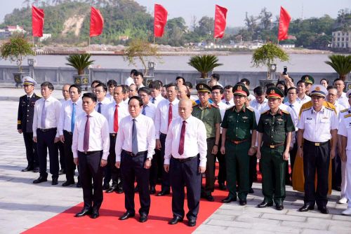 Ủy viên Trung ương Đảng, Phó Thủ tướng Chính phủ Lê Tiến Châu, Ủy viên Trung ương Đảng, Bí thư Thành ủy, Trưởng Đoàn Đại biểu Quốc hội thành phố Hải Phòng Lê Ngọc Châu, Phó Bí thư Thành ủy, Chủ tịch UBND thành phố Hải Phòng Đỗ Thành Trung cùng lãnh đạo các sở, ban, ngành dâng hương tưởng niệm các anh hùng liệt sĩ tại Di tích lịch sử quốc gia đặc biệt đường Hồ Chí Minh trên biển, Bến K15