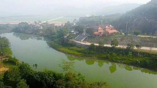 Toàn cảnh di tích đền Hàn Sơn (xã Tống Sơn, Thanh Hóa) bên dòng sông Lèn thơ mộng