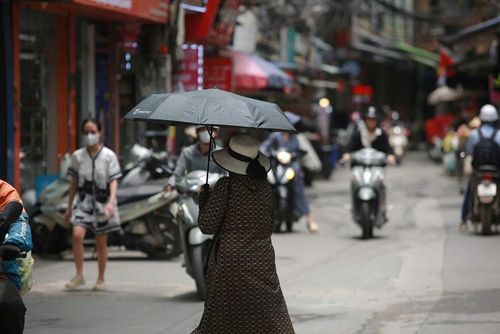 Áo chống nắng và mũ vần chưa đủ, cần thêm cả ô để chống lại thời tiết mùa hè