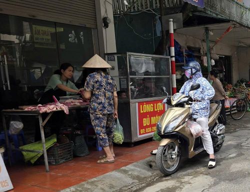 Đi chợ cũng phải có trang phục chống nắng