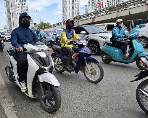 Nam giới cũng bịt kín mít khi ra đường