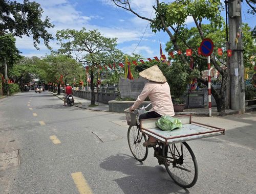 Mồ hôi từ những bước chân của người lao động trên đường