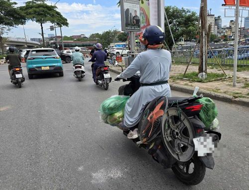 Muôn kiểu chống nóng khi mưu sinh giữa trời nắng gắt