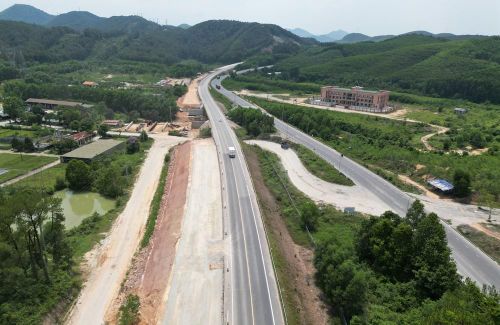 Cao tốc Cam Lộ - La Sơn dài hơn 98km, nối Quảng Trị - Huế. Ảnh: VT