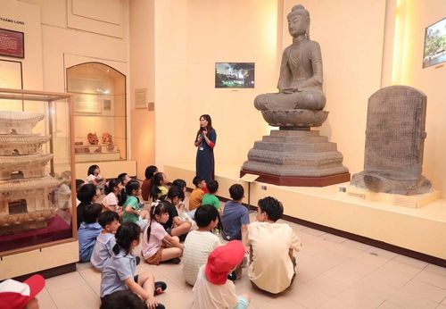 Tham quan Bảo tàng Lịch sử Quốc gia luôn là buổi học được nhiều em nhỏ mong đợi. Ảnh Thành Phương