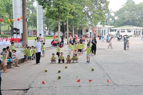 Các em nhỏ trải nghiệm chơi trò chơi Lăn bưởi tại Bảo tàng. Ảnh: Lê Đông - TTXVN