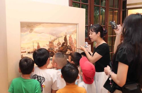 Những câu chuyện, hiện vật lịch sử là bài học sinh động về lòng yêu nước cho thế hệ trẻ. Ảnh Thành Phương - TTXVN