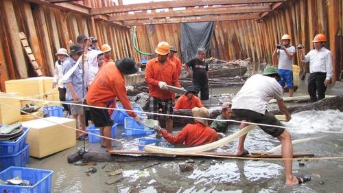 Máy bơm hút nước và giúp tẩy bùn đất bám từ 700 năm trước. Chỉ có thể lần mò vớt từng món đồ. Các hiện tượng có thể quan sát được khi khai quật trên cạn thì ở đây thật khó