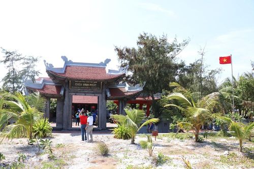 Cờ Tổ quốc tung bay tại đảo Phan Vinh A, khẳng định chủ quyền biển đảo của quê hương. Ảnh: Tiến Lực - TTXVN