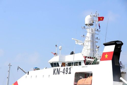 Cờ đỏ sao vàng tung bay trên tàu KN-491 trong chuyến thăm quần đảo Trường Sa và Nhà giàn DK1 của Đoàn công tác số 12 cuối tháng 4/2026. Ảnh: Tiến Lực - TTXVN