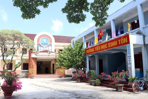 Cờ đỏ sao vàng rực rỡ tại Trường tiểu học Sinh Tồn (Đảo Sinh Tồn). Ảnh: Tiến Lực - TTXVN