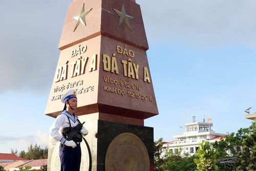 Khu vực cột mốc chủ quyền trên đảo Đá Tây A. Phía xa là cờ đỏ sao vàng tung bay phấp phới. Ảnh: Tiến Lực - TTXVN