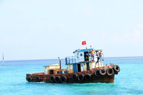 Quốc kỳ tung bay trên tàu kéo, gần khu vực cầu tàu đảo Đá Lớn B. Ảnh: Tiến Lực - TTXVN