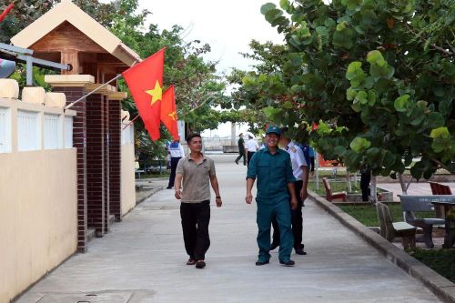 Cờ đỏ sao vàng rực rỡ phía trước mỗi nhà người dân trên đảo Đá Tây A. Ảnh: Tiến Lực - TTXVN