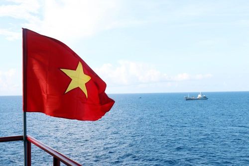 Quốc kỳ tung bay trên Trạm dịch vụ Kinh tế - Khoa học kỹ thuật Quế Đường (Nhà giàn DK1/8). Ảnh: Tiến Lực - TTXVN