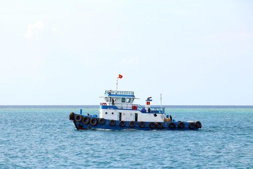 Hình ảnh Quốc kỳ Việt Nam tung bay giữa biển trời Tổ quốc gợi lên niềm tự hào và khẳng định chủ quyền biển đảo thiêng liêng của quê hương. Ảnh: Tiến Lực - TTXVN