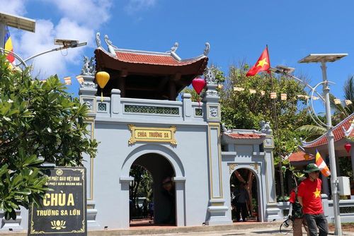Cảnh thanh bình phía trước Chùa Trường Sa trên đảo Trường Sa. Ảnh: Tiến Lực - TTXVN