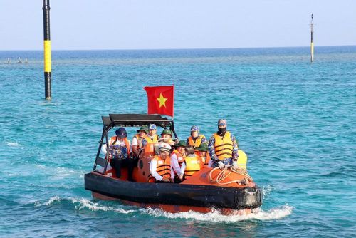 Lãnh đạo Đoàn công tác số 12 di chuyển lên đảo Đá Lớn B, trong chuyến công tác cuối tháng 4/2026. Ảnh: Tiến Lực - TTXVN