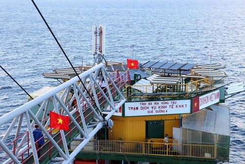 Quốc kỳ tung bay trên Nhà giàn DK1/8 (Quế Đường). Ảnh: Tiến Lực - TTXVN