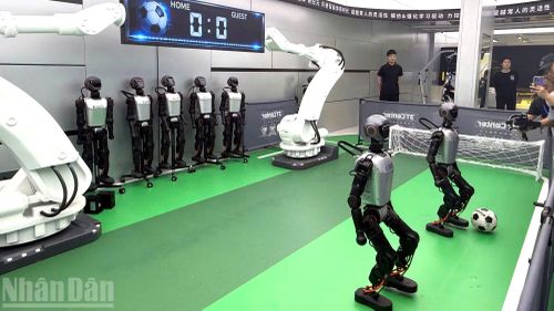 Những trận bóng đá với các cầu thủ là robot hình người.