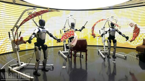 Các robot hình người trong vai những nhạc công điêu luyện biểu diễn trống và vũ đạo. (Ảnh: HỮU HƯNG)