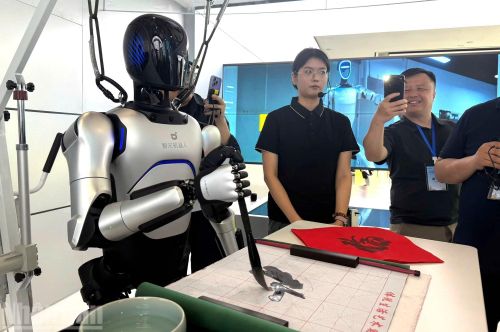 Robot hình người viết thư pháp.