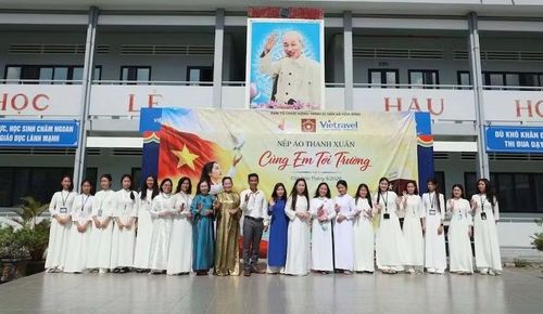 Trao tặng áo dài cho nữ sinh Trường trung học phổ thông Võ Thị Sáu. (Ảnh: Ban tổ chức cung cấp)