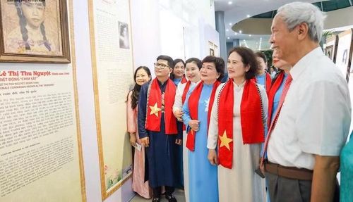 Các đại biểu và khách tham quan triển lãm. (Ảnh: Ban tổ chức cung cấp)