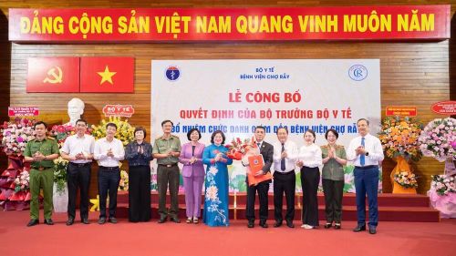 Lãnh đạo Thành ủy Thành phố Hồ Chí Minh chúc mừng tân Giám đốc Phạm Thanh Việt.