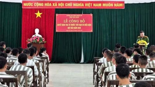 Lễ công bố và trao quyết định tha tù trước thời hạn có điều kiện cho 7 phạm nhân.