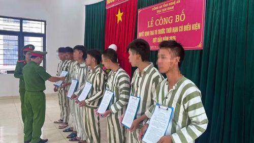 Lãnh đạo Trại tạm giam Công an tỉnh Nghệ An trao quyết định tha tù trước thời hạn có điều kiện cho các phạm nhân.