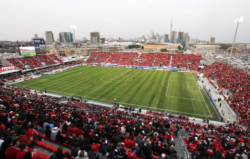 Ban đầu, sân vận động BMO Field có các khán đài hở, không có mái che. Ảnh: The Globe and Mail