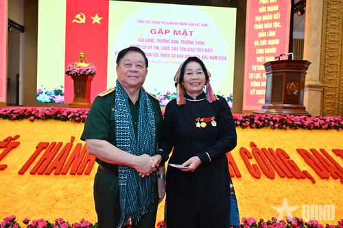 Nghệ nhân Ưu tú Sầm Thị Xanh tặng Đại tướng Nguyễn Trọng Nghĩa chiếc khăn thổ cẩm của bản Hoa Tiến.